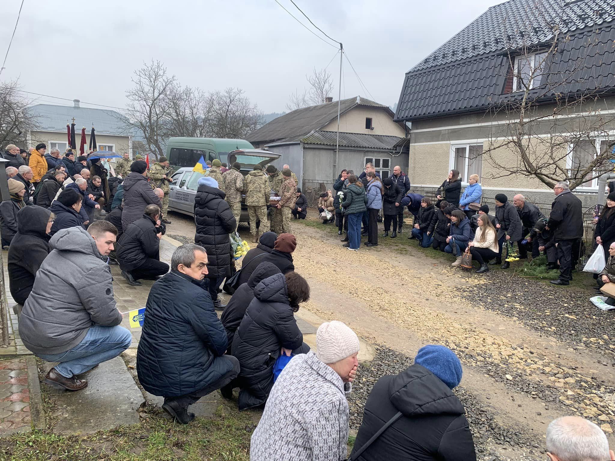 Новини Тернополя - фото з У Бережанах попрощалися із загиблим воїном Петром Сендецьким