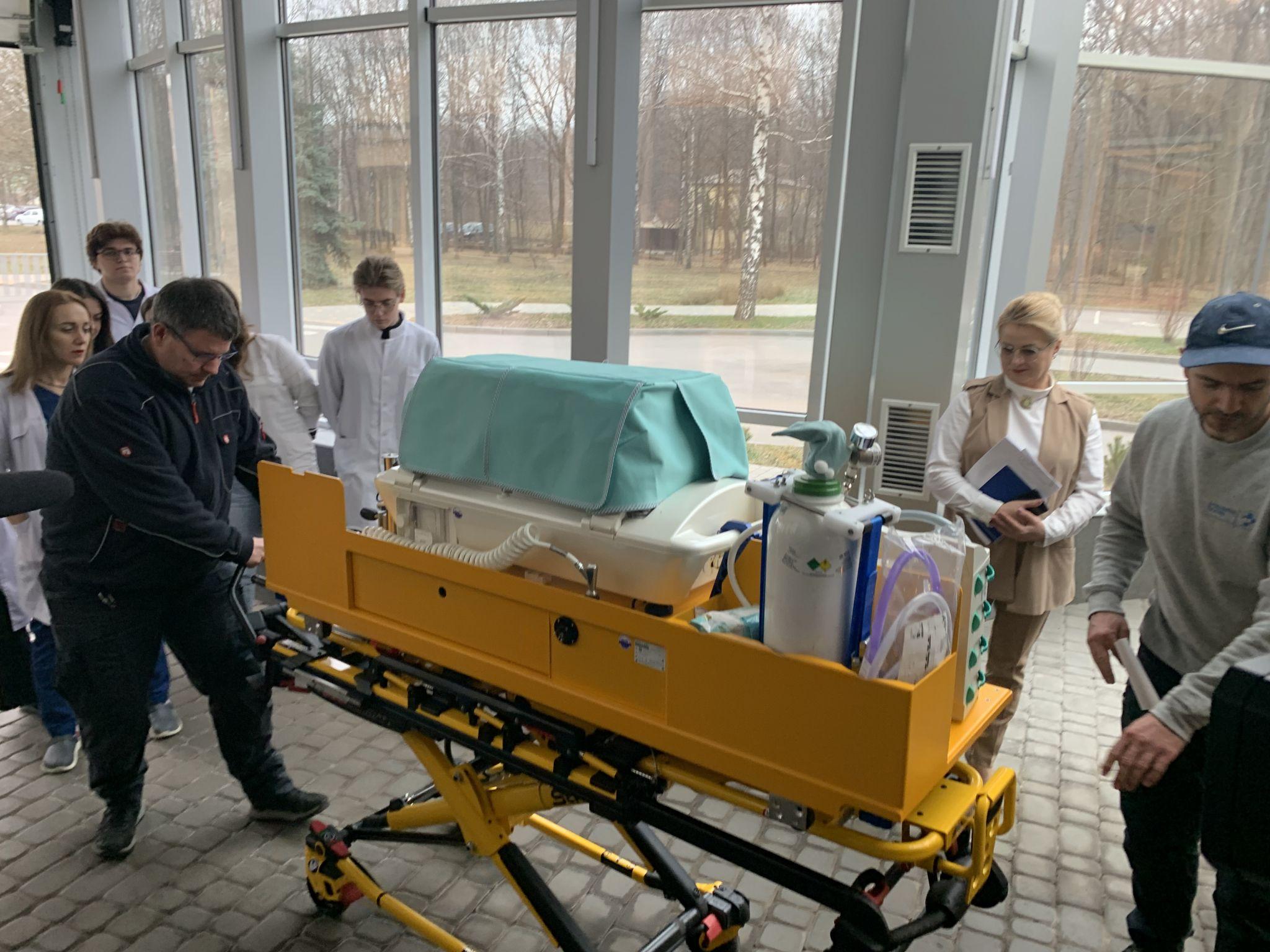 Новини Вінниці - фото з Парамедик з Німеччини, що евакуював Ромчика після ракетної атаки Вінниці, показав свій реанімобіль