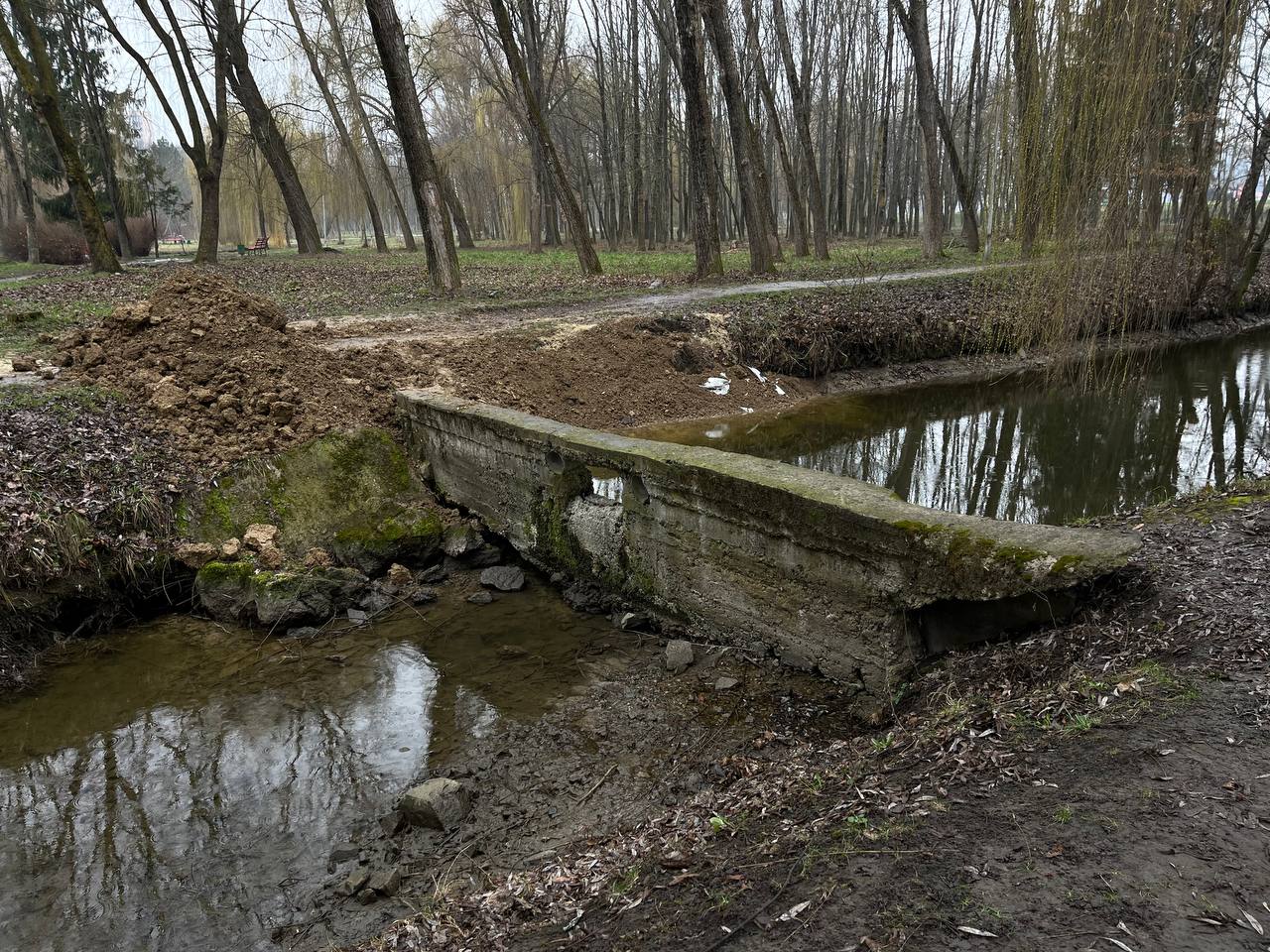 Новини Тернополя - фото з До водоймища у «Сопільче» завезли глину та пісок. «20 хвилин» дізналися, що будуть робити