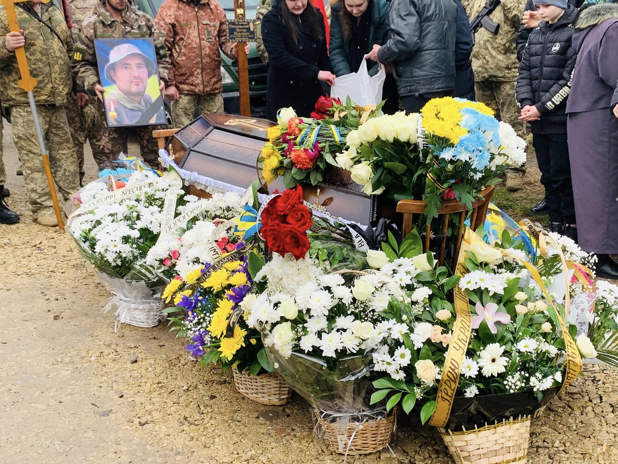 Новини Тернополя - фото з У Бережанах попрощалися із загиблим воїном Петром Сендецьким