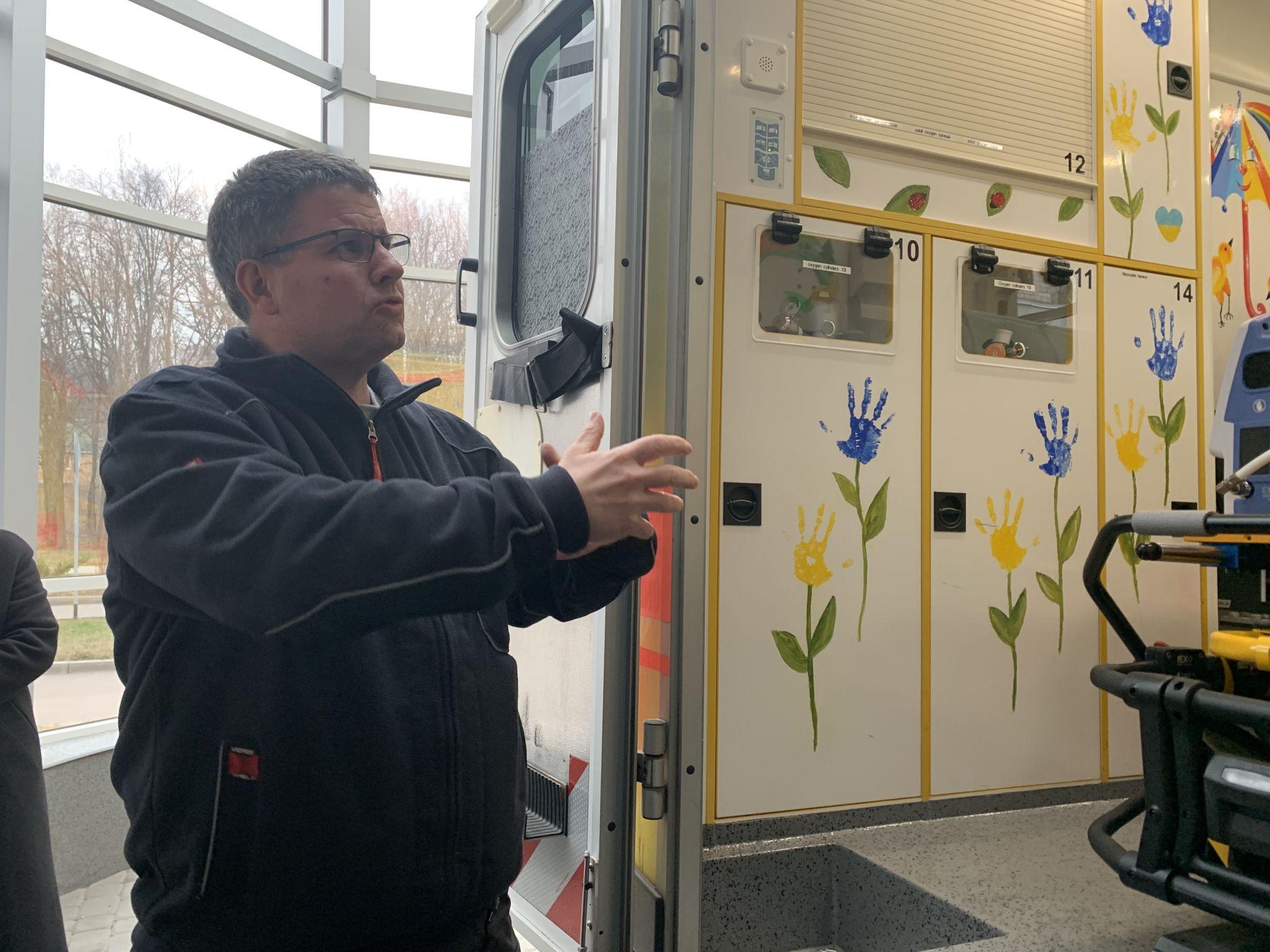 Новини Вінниці - фото з Парамедик з Німеччини, що евакуював Ромчика після ракетної атаки Вінниці, показав свій реанімобіль