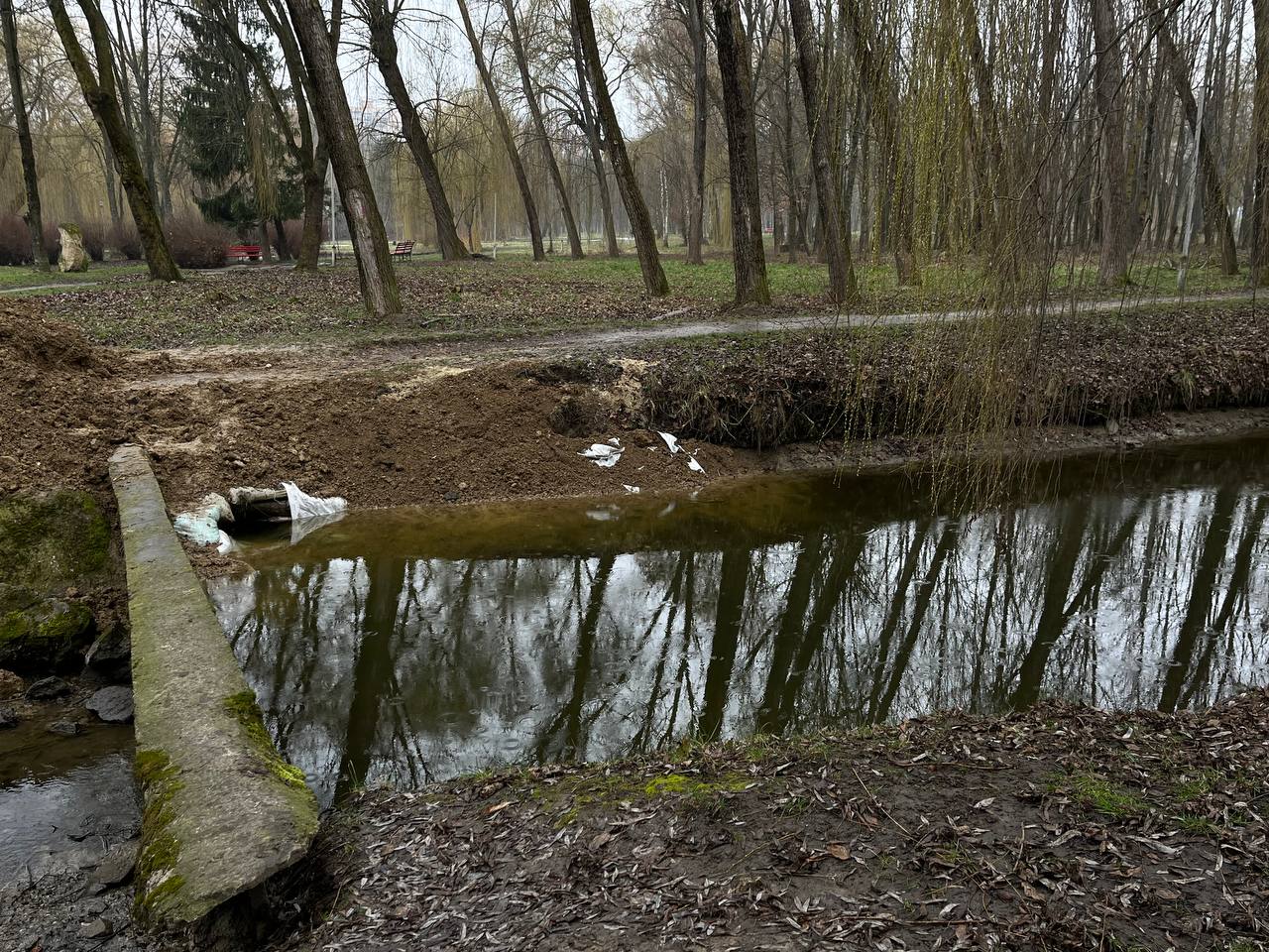 Новини Тернополя - фото з До водоймища у «Сопільче» завезли глину та пісок. «20 хвилин» дізналися, що будуть робити