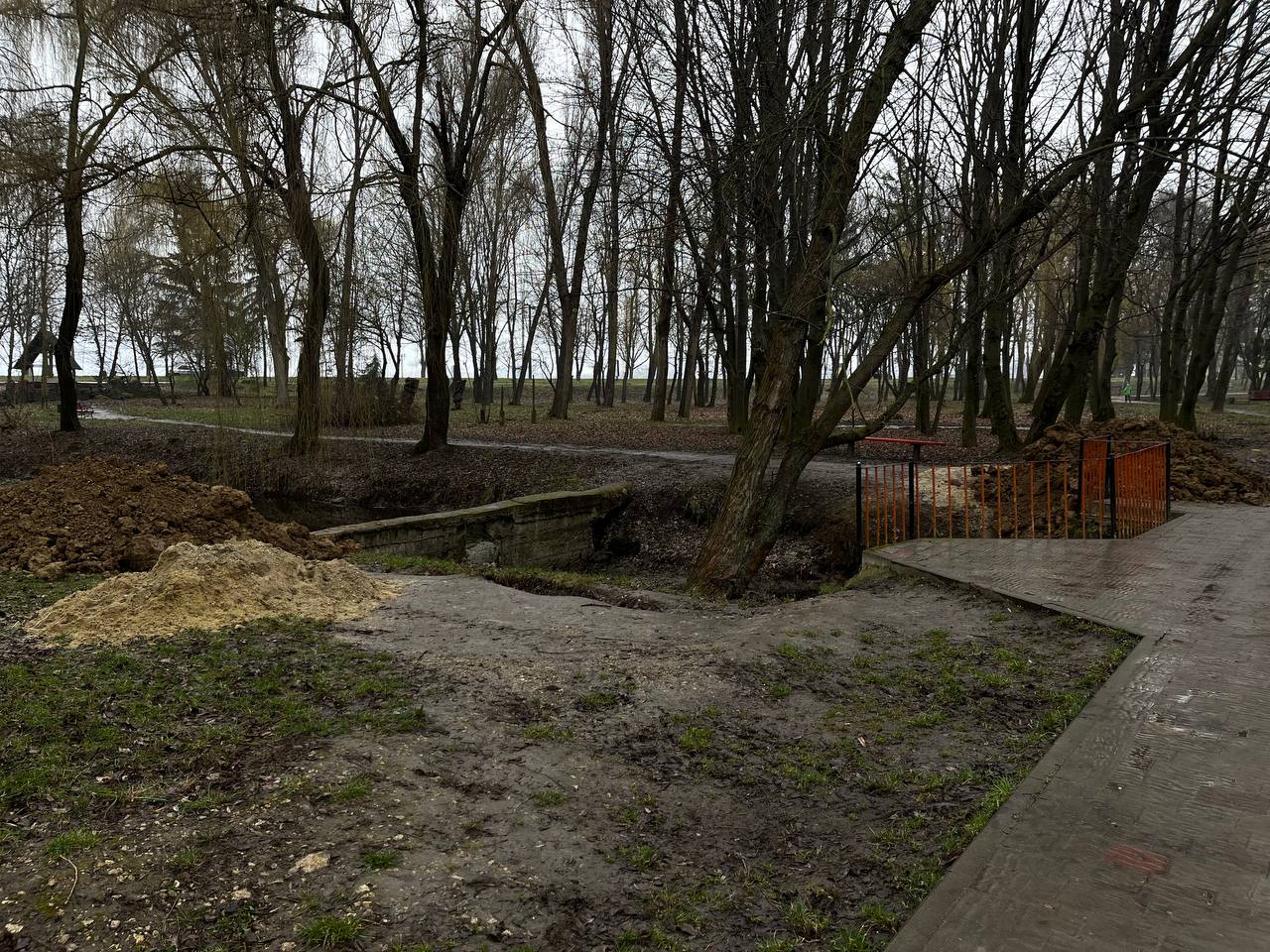 Новини Тернополя - фото з До водоймища у «Сопільче» завезли глину та пісок. «20 хвилин» дізналися, що будуть робити