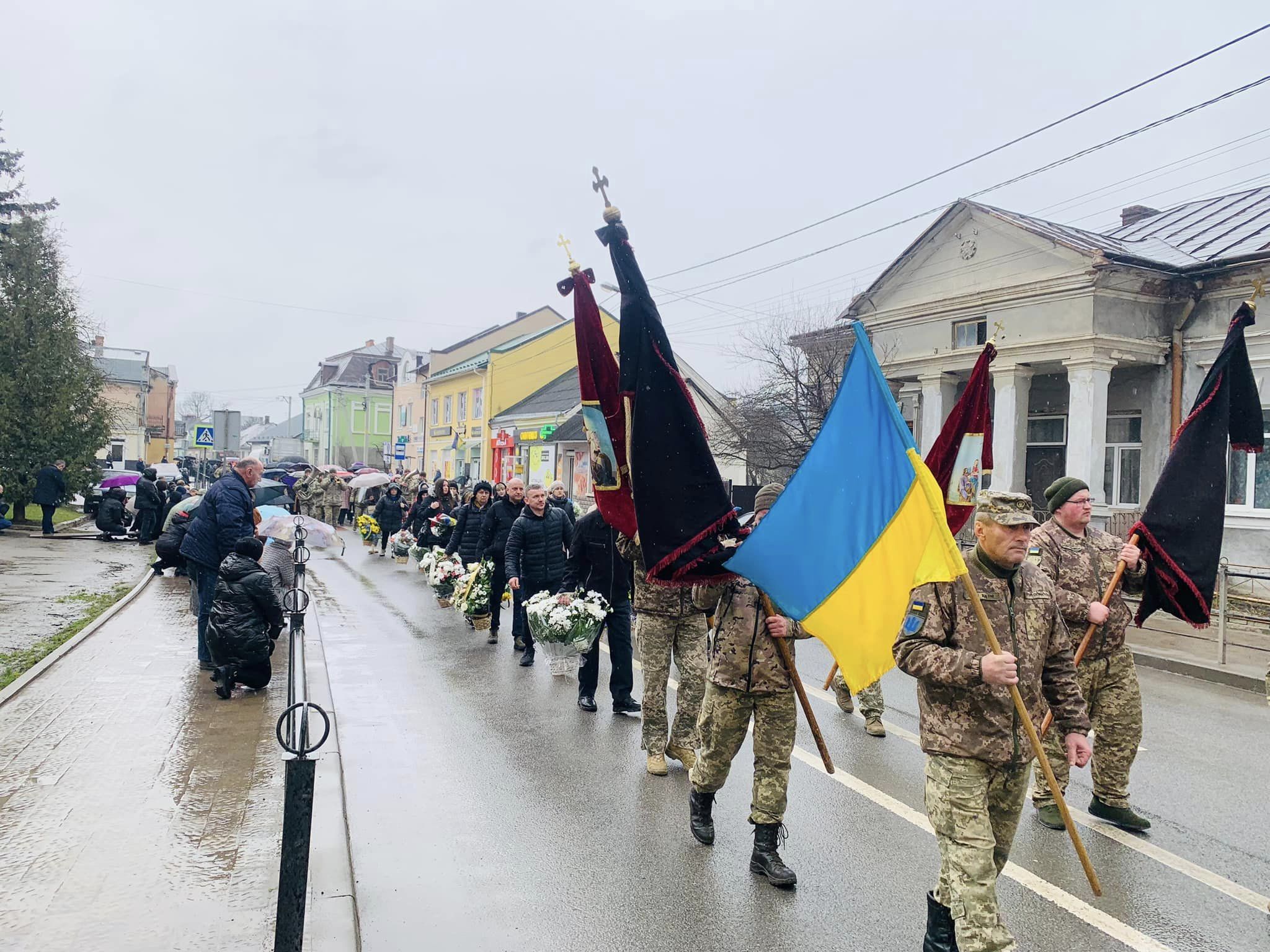 Новини Тернополя - фото з У Бережанах попрощалися із загиблим воїном Петром Сендецьким