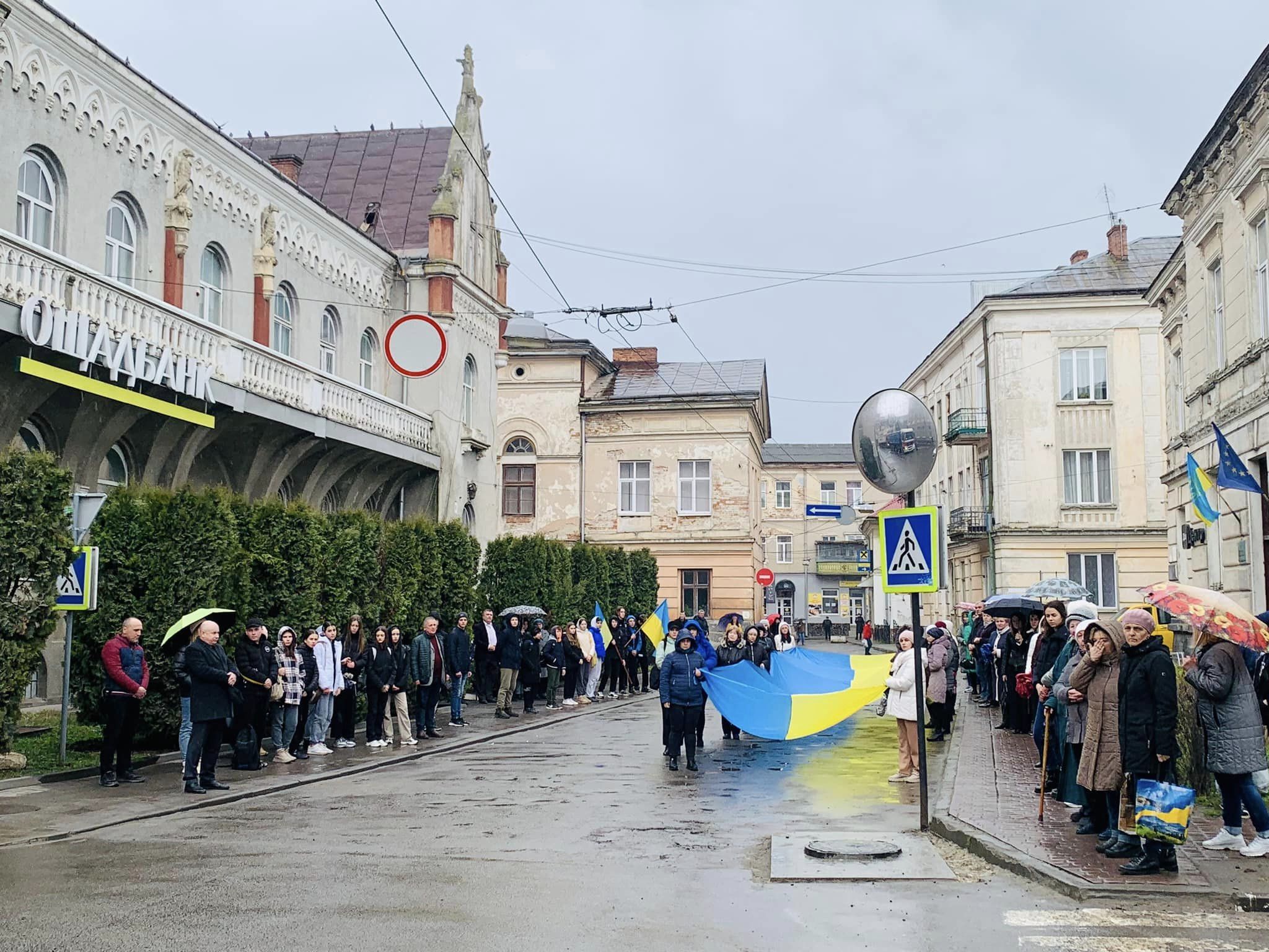 Новини Тернополя - фото з У Бережанах попрощалися із загиблим воїном Петром Сендецьким