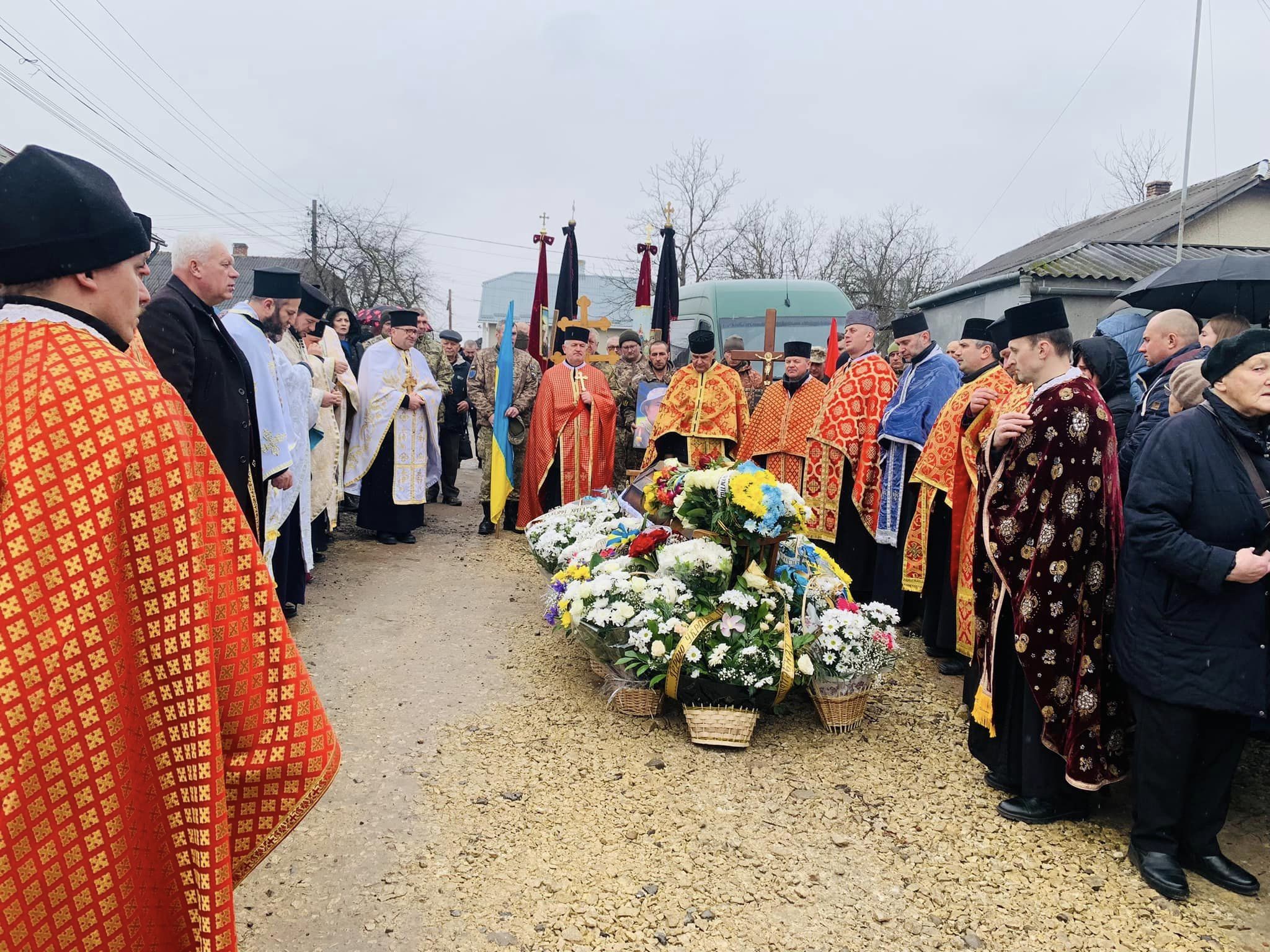 Новини Тернополя - фото з У Бережанах попрощалися із загиблим воїном Петром Сендецьким