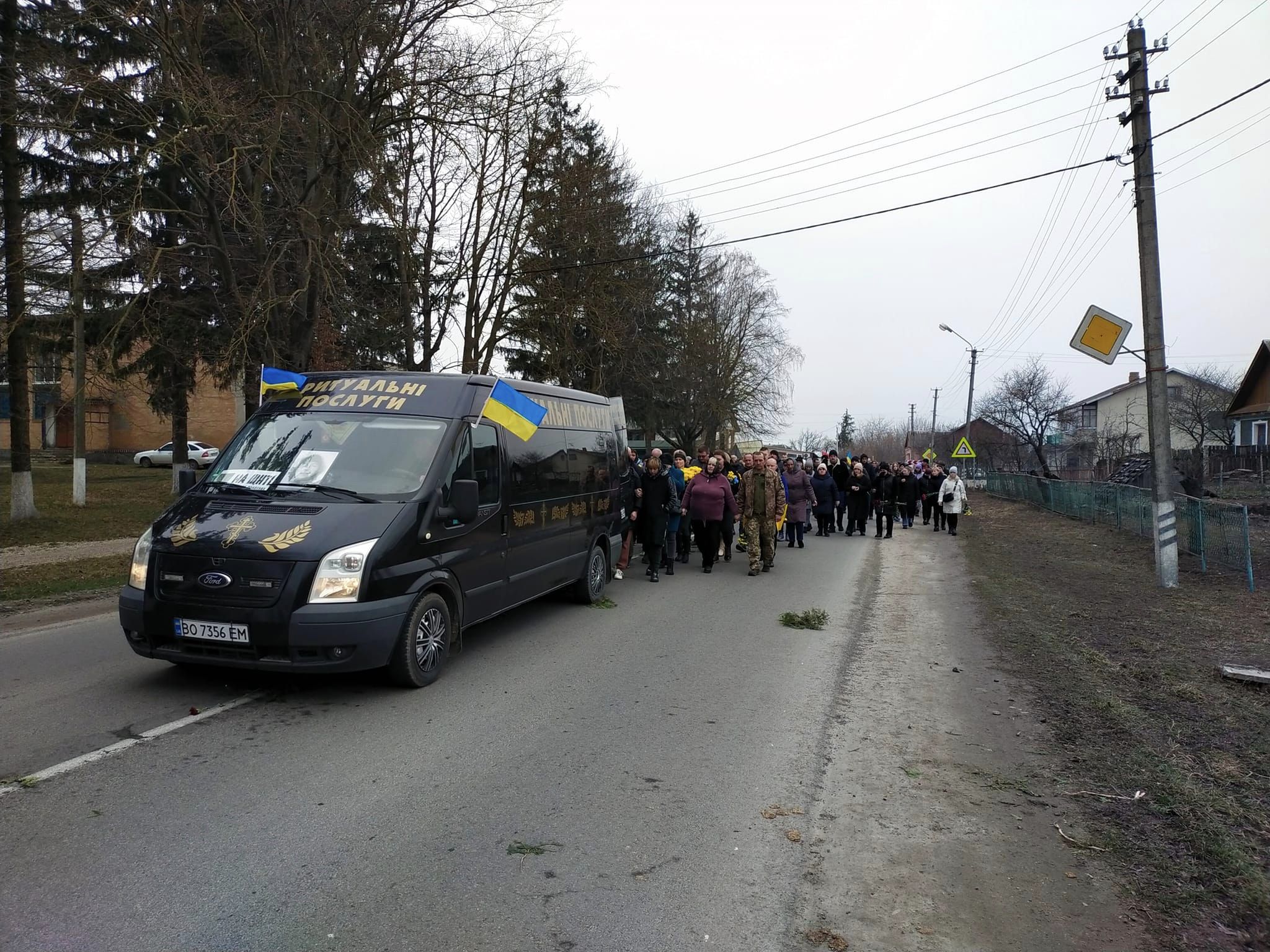 Новини Хмельницького - фото з Загинув у день народження дружини: попрощалися з військовим Сергієм Білим Возможно, это изображение 10 человек, скорая помощь, вагонетка, фургон, дорога и текст