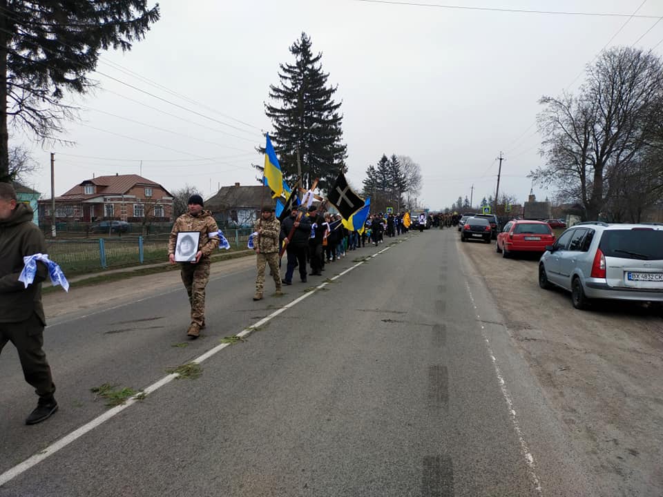 Новини Хмельницького - фото з Загинув у день народження дружини: попрощалися з військовим Сергієм Білим Возможно, это изображение 6 человек и текст