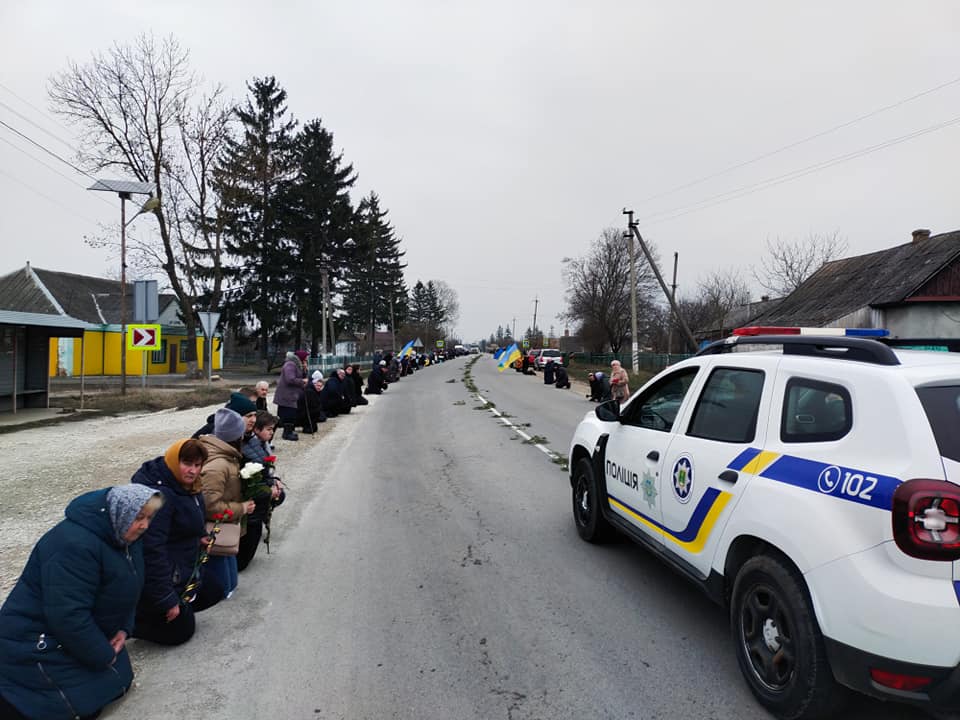 Новини Хмельницького - фото з Загинув у день народження дружини: попрощалися з військовим Сергієм Білим Возможно, это изображение скорая помощь, автомобиль, дорога и текст