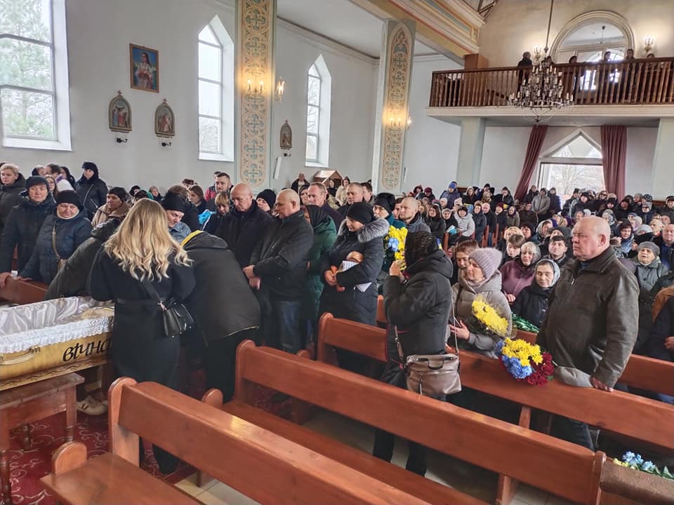 Новини Хмельницького - фото з Загинув у день народження дружини: попрощалися з військовим Сергієм Білим Возможно, это изображение толпа