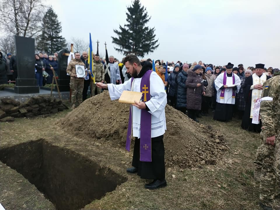 Новини Хмельницького - фото з Загинув у день народження дружини: попрощалися з військовим Сергієм Білим Возможно, это изображение 7 человек и текст
