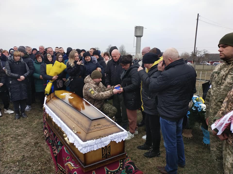 Новини Хмельницького - фото з Загинув у день народження дружини: попрощалися з військовим Сергієм Білим Возможно, это изображение 6 человек
