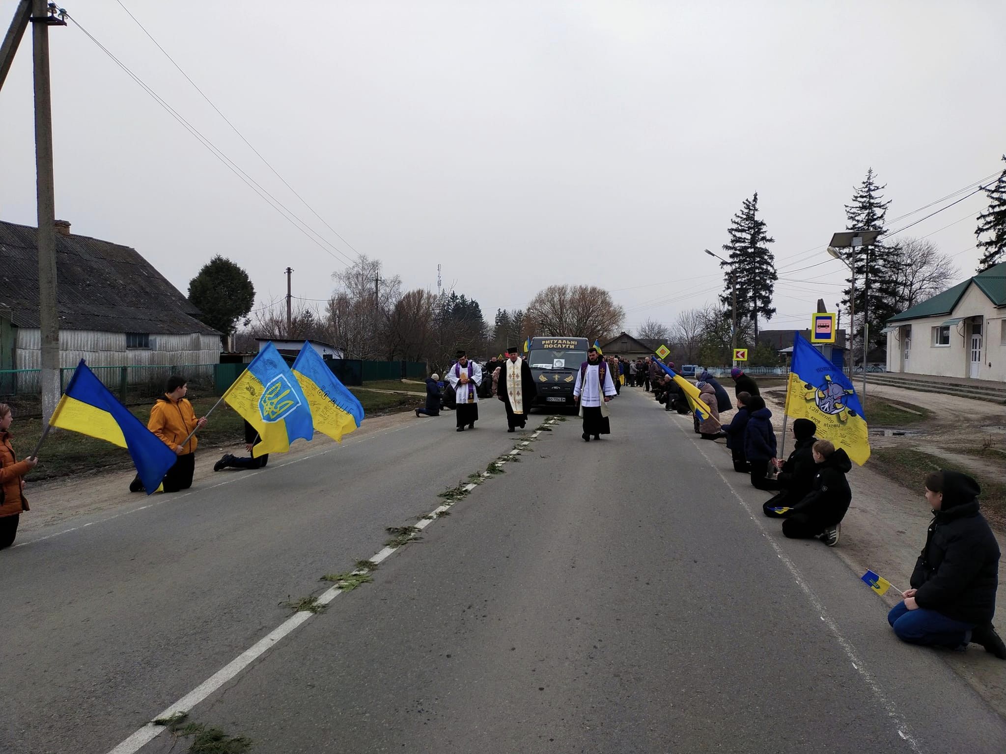 Новини Хмельницького - фото з Загинув у день народження дружини: попрощалися з військовим Сергієм Білим Возможно, это изображение 13 человек и текст