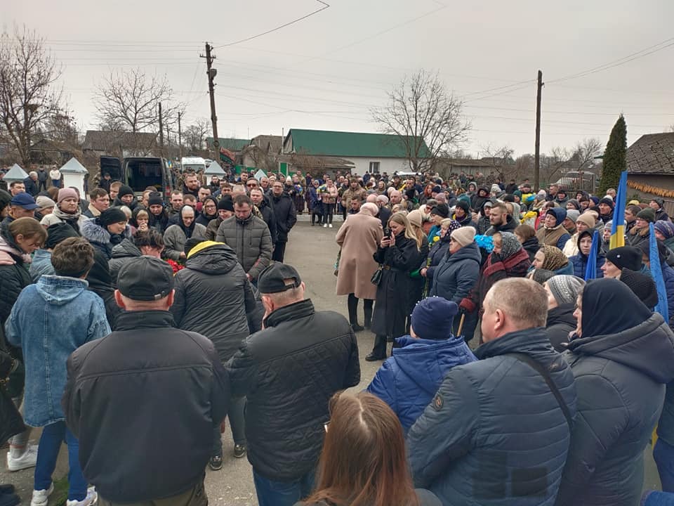Новини Хмельницького - фото з Загинув у день народження дружини: попрощалися з військовим Сергієм Білим Возможно, это изображение 1 человек и толпа