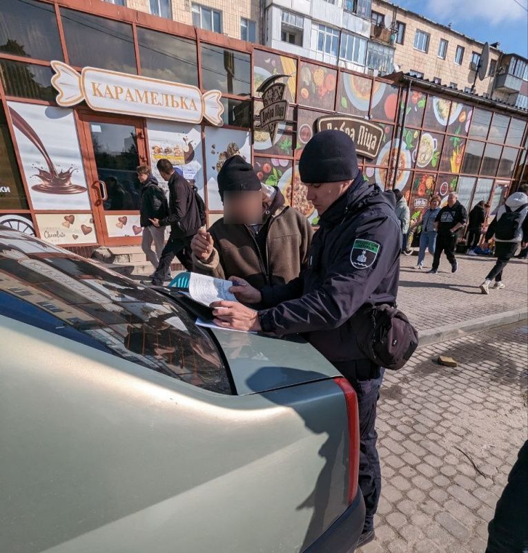 Новини Тернополя - фото з У Тернополі чоловік торгував на тротуарі рибою без документів