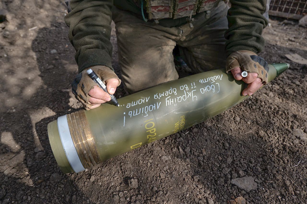 Новини Тернополя - фото з Артилеристи тернопільської бригади відпрацьовують по ворогу з посланнями Шевченка