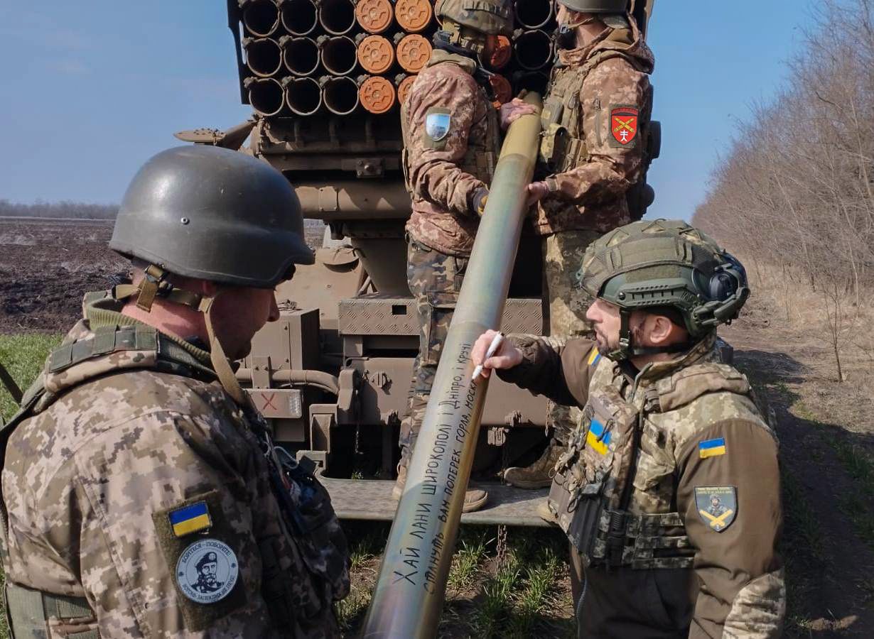 Новини Тернополя - фото з Артилеристи тернопільської бригади відпрацьовують по ворогу з посланнями Шевченка