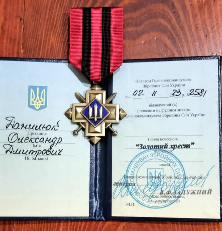 Новини Козятина - фото з Воїна з Сестринівки Олександра Данилюка нагородили «Золотим хрестом»