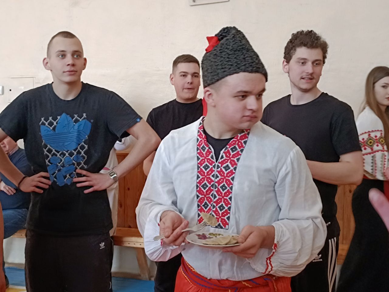 Новини Вінниці - фото з Грали в «Монополію», перетягували канат та їли вареники. Технічний коледж встановив рекорд