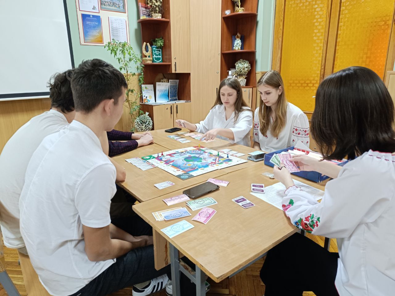 Новини Вінниці - фото з Грали в «Монополію», перетягували канат та їли вареники. Технічний коледж встановив рекорд