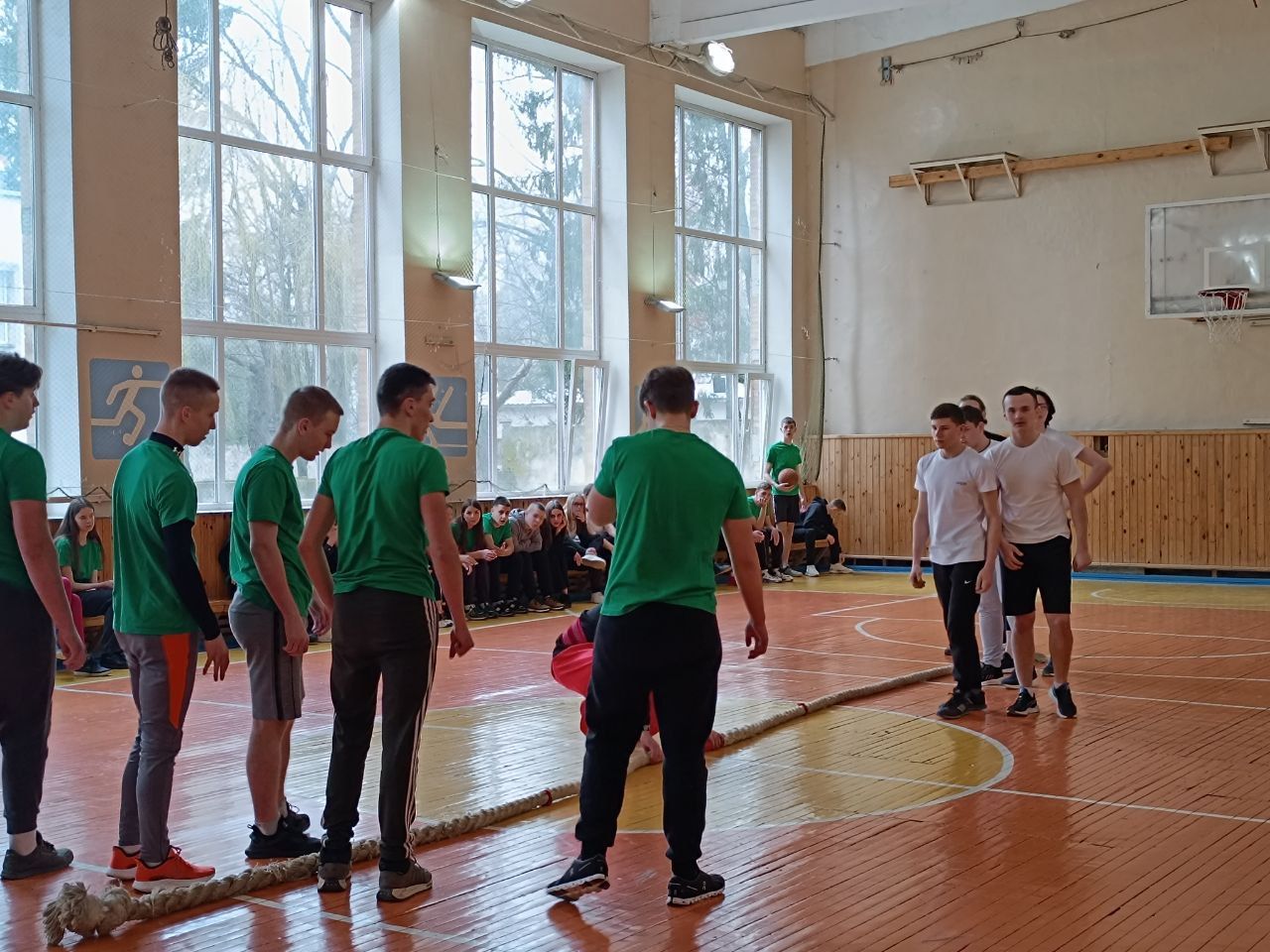 Новини Вінниці - фото з Грали в «Монополію», перетягували канат та їли вареники. Технічний коледж встановив рекорд