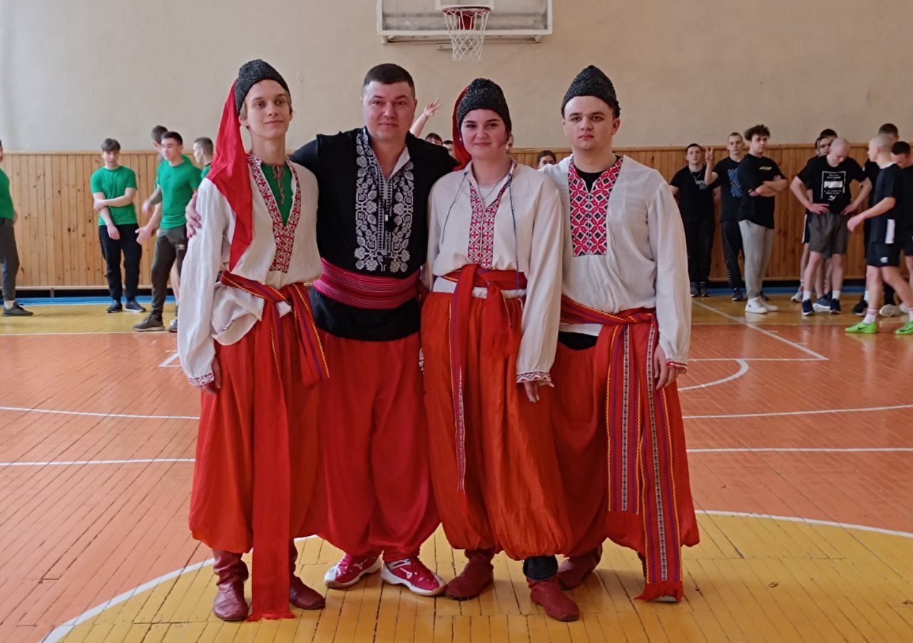 Новини Вінниці - фото з Грали в «Монополію», перетягували канат та їли вареники. Технічний коледж встановив рекорд