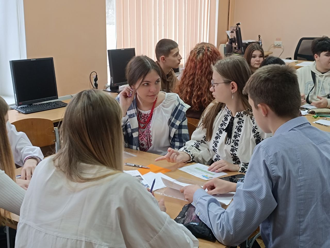 Новини Вінниці - фото з Грали в «Монополію», перетягували канат та їли вареники. Технічний коледж встановив рекорд