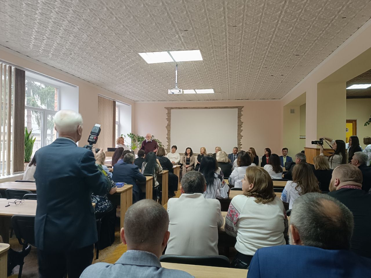 Новини Вінниці - фото з Грали в «Монополію», перетягували канат та їли вареники. Технічний коледж встановив рекорд