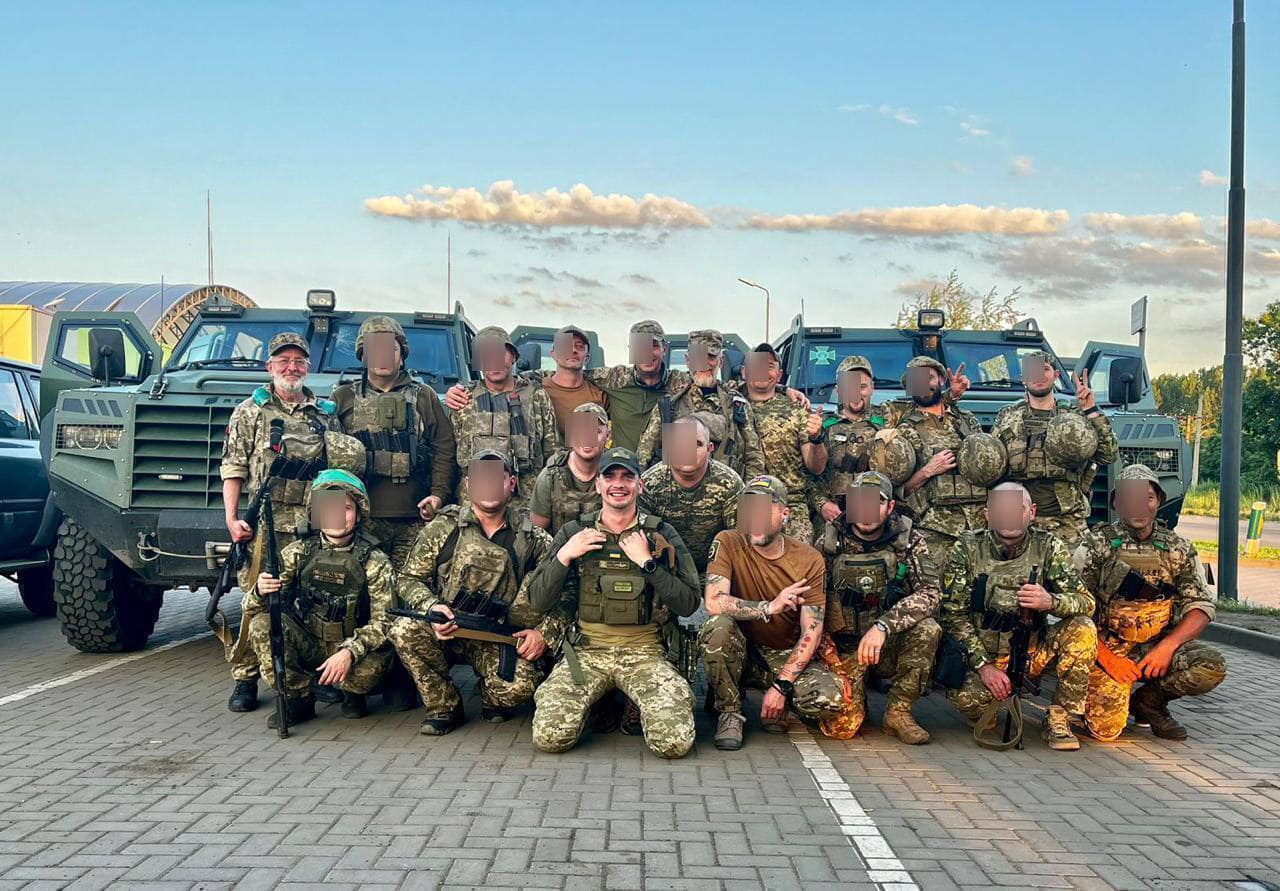 Новини Хмельницького - фото з «Куля влучила в руку»: історія гранатометника з Хмельниччини, який пораненим вів бій Возможно, это изображение 7 человек и текст