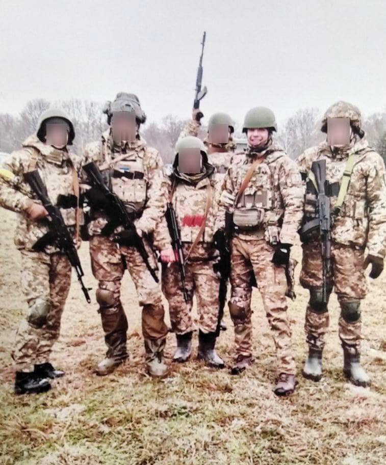 Новини Хмельницького - фото з «Куля влучила в руку»: історія гранатометника з Хмельниччини, який пораненим вів бій Возможно, это изображение 5 человек