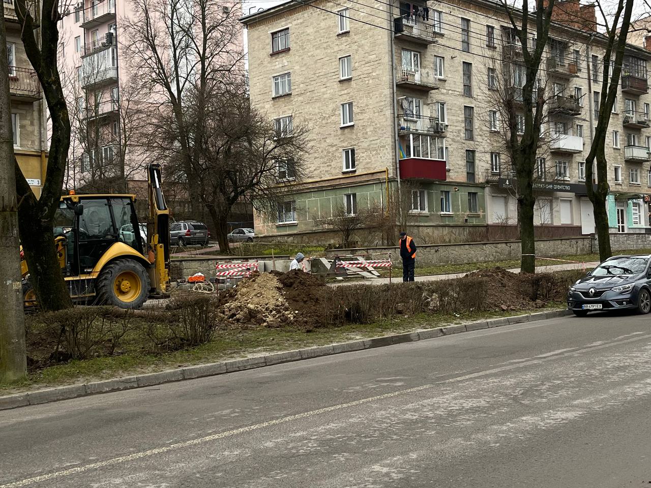 Новини Тернополя - фото з На «Дружбі» розрили частину зупинки, а люди – без води: що роблять?