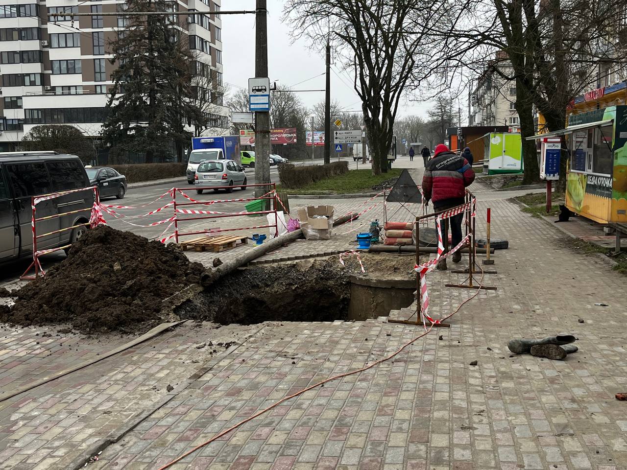 Новини Тернополя - фото з На «Дружбі» розрили частину зупинки, а люди – без води: що роблять?