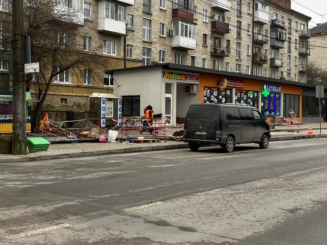 Новини Тернополя - фото з На «Дружбі» розрили частину зупинки, а люди – без води: що роблять?