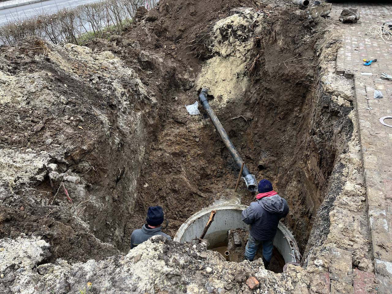 Новини Тернополя - фото з На «Дружбі» розрили частину зупинки, а люди – без води: що роблять?