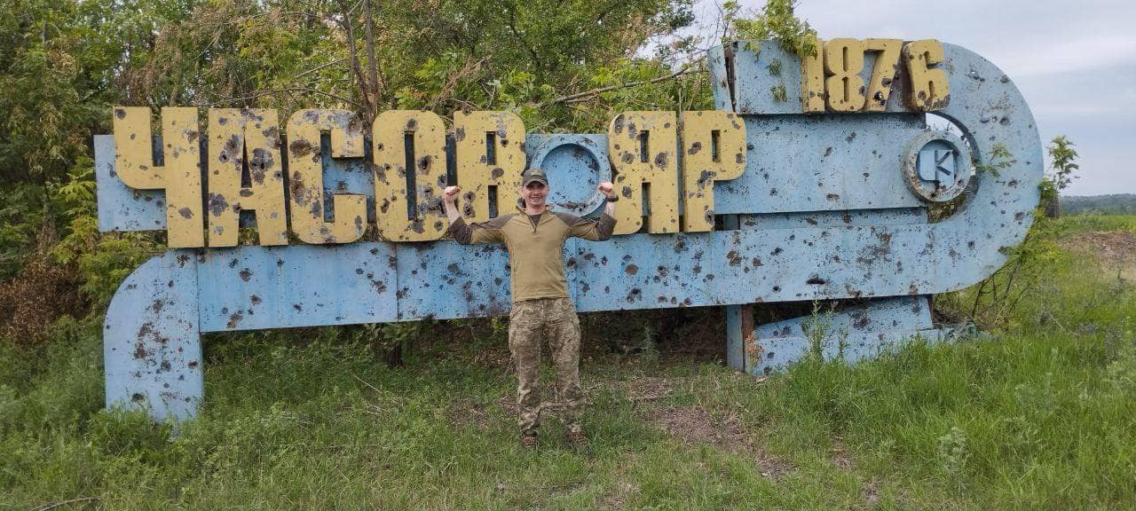 Новини Хмельницького - фото з «Куля влучила в руку»: історія гранатометника з Хмельниччини, який пораненим вів бій Возможно, это изображение 1 человек и текст