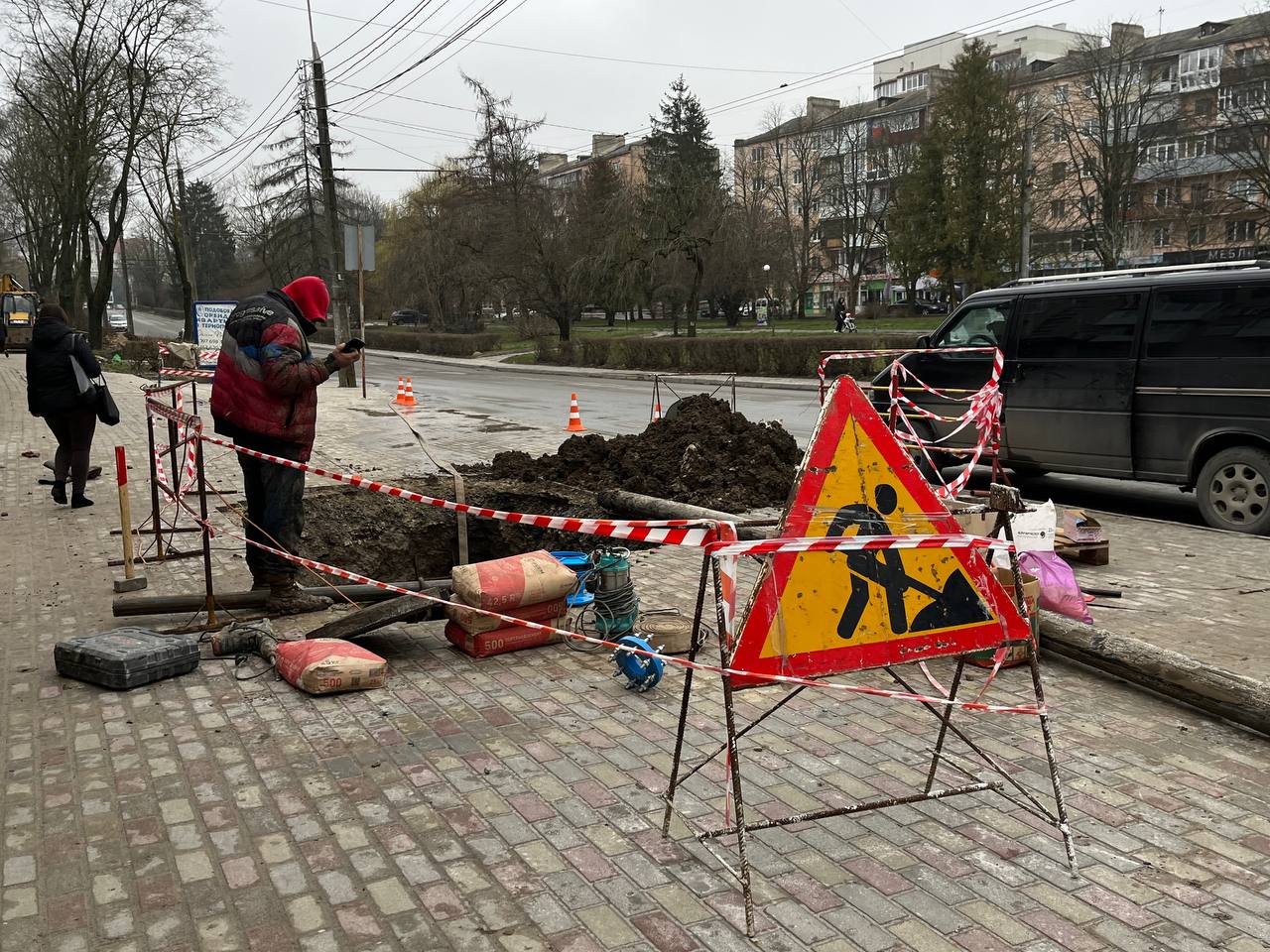 Новини Тернополя - фото з На «Дружбі» розрили частину зупинки, а люди – без води: що роблять?