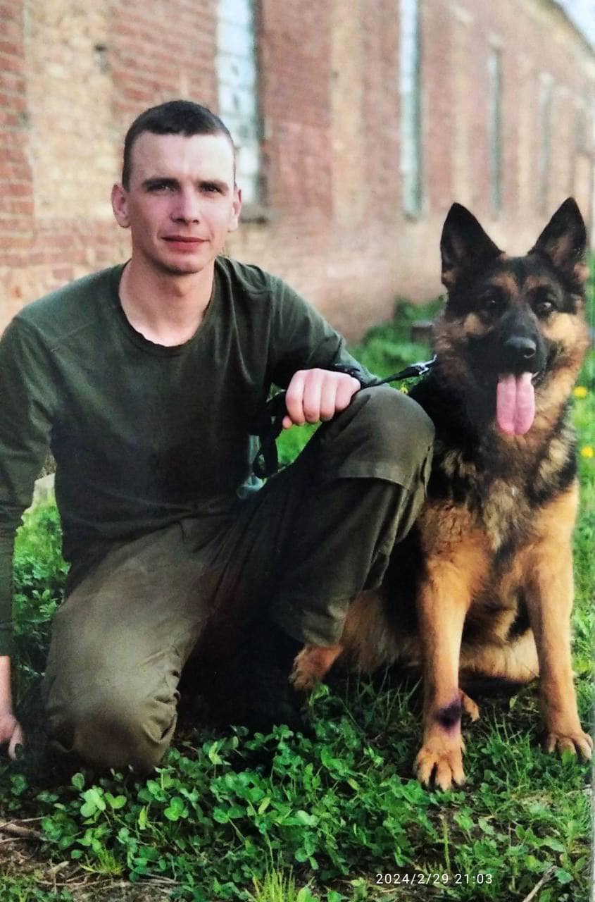 Новини Хмельницького - фото з «Куля влучила в руку»: історія гранатометника з Хмельниччини, який пораненим вів бій Возможно, это изображение 1 человек