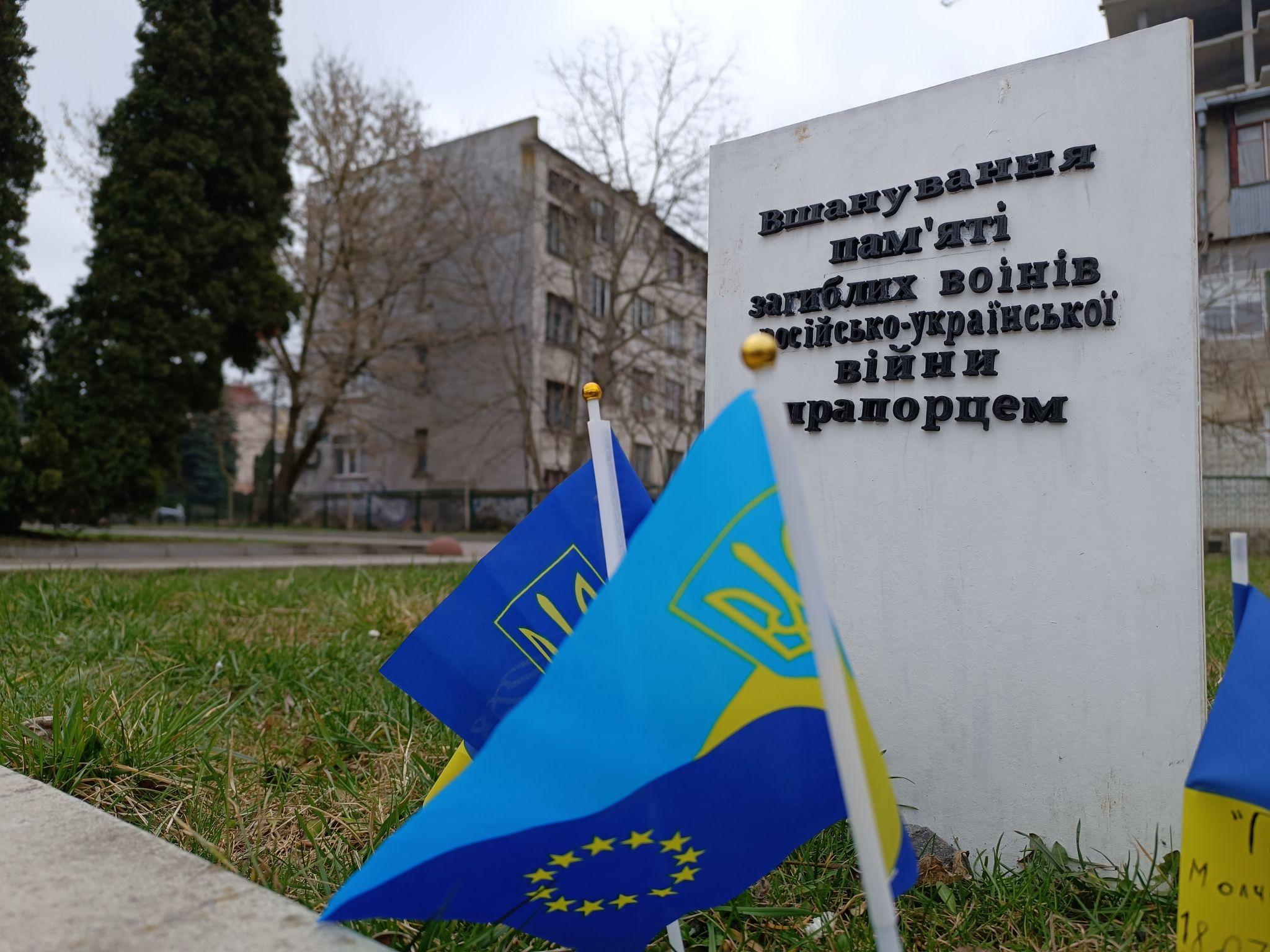 Новини Тернополя - фото з У центрі Тернополя прапорцями вшановують загиблих Героїв