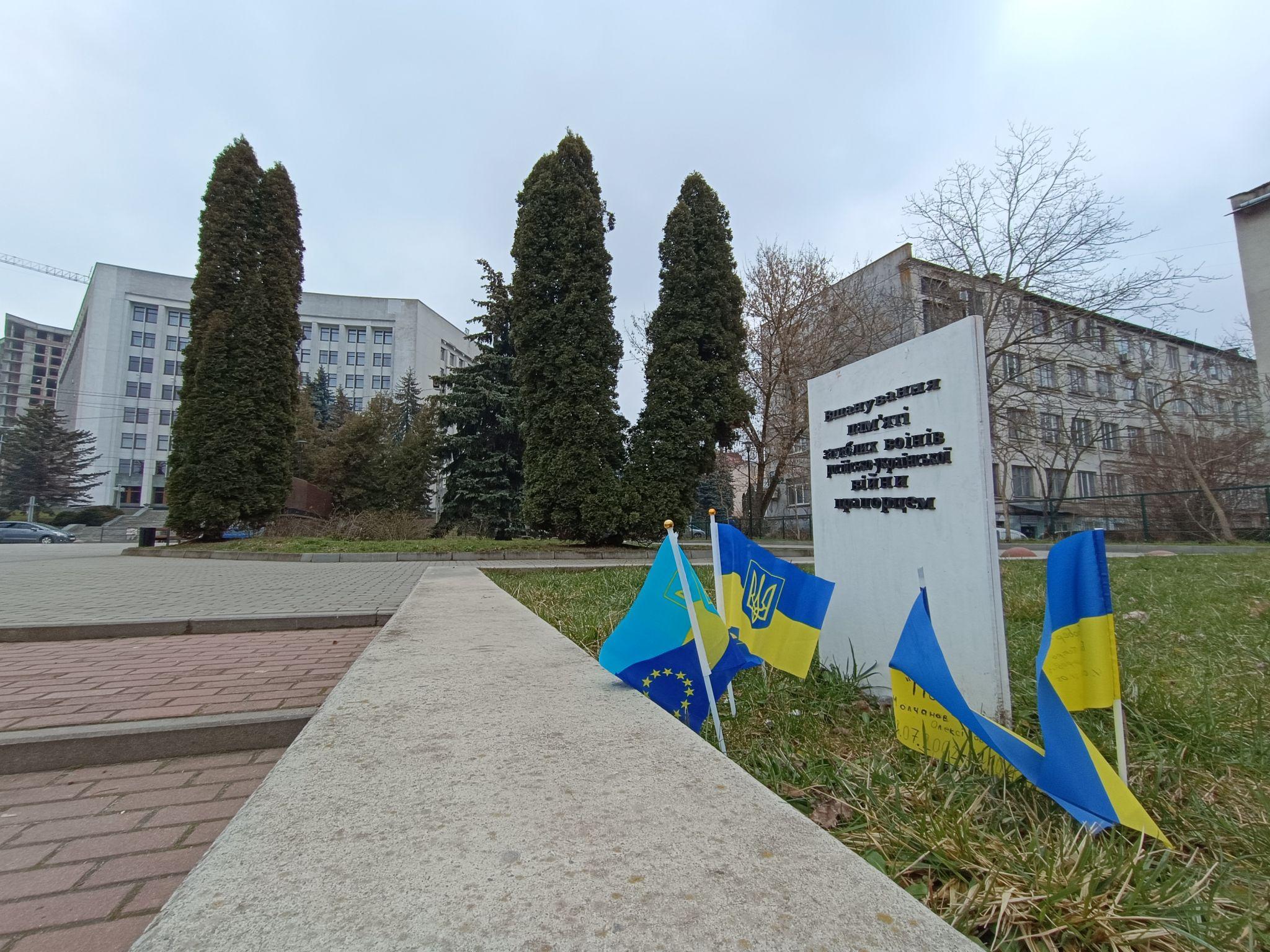 Новини Тернополя - фото з У центрі Тернополя прапорцями вшановують загиблих Героїв
