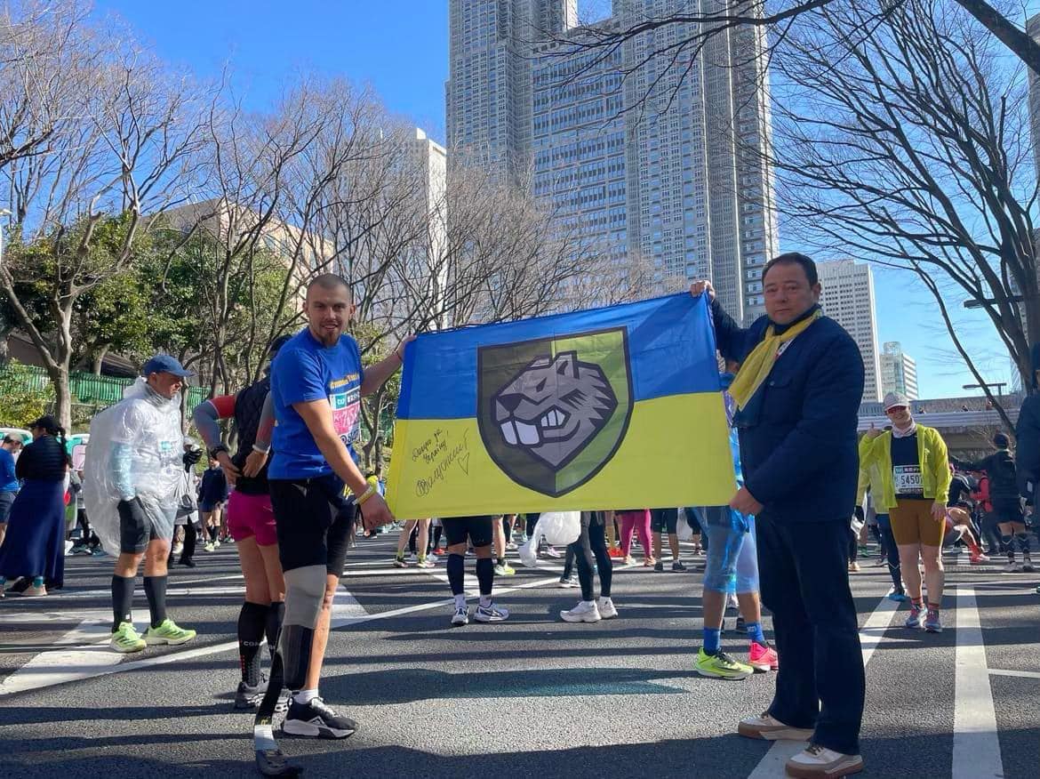 Новини Вінниці - фото з Розповів землякам про перемогу на марафоні у Токіо. Роман Кашпур повернувся додому у Хмільник