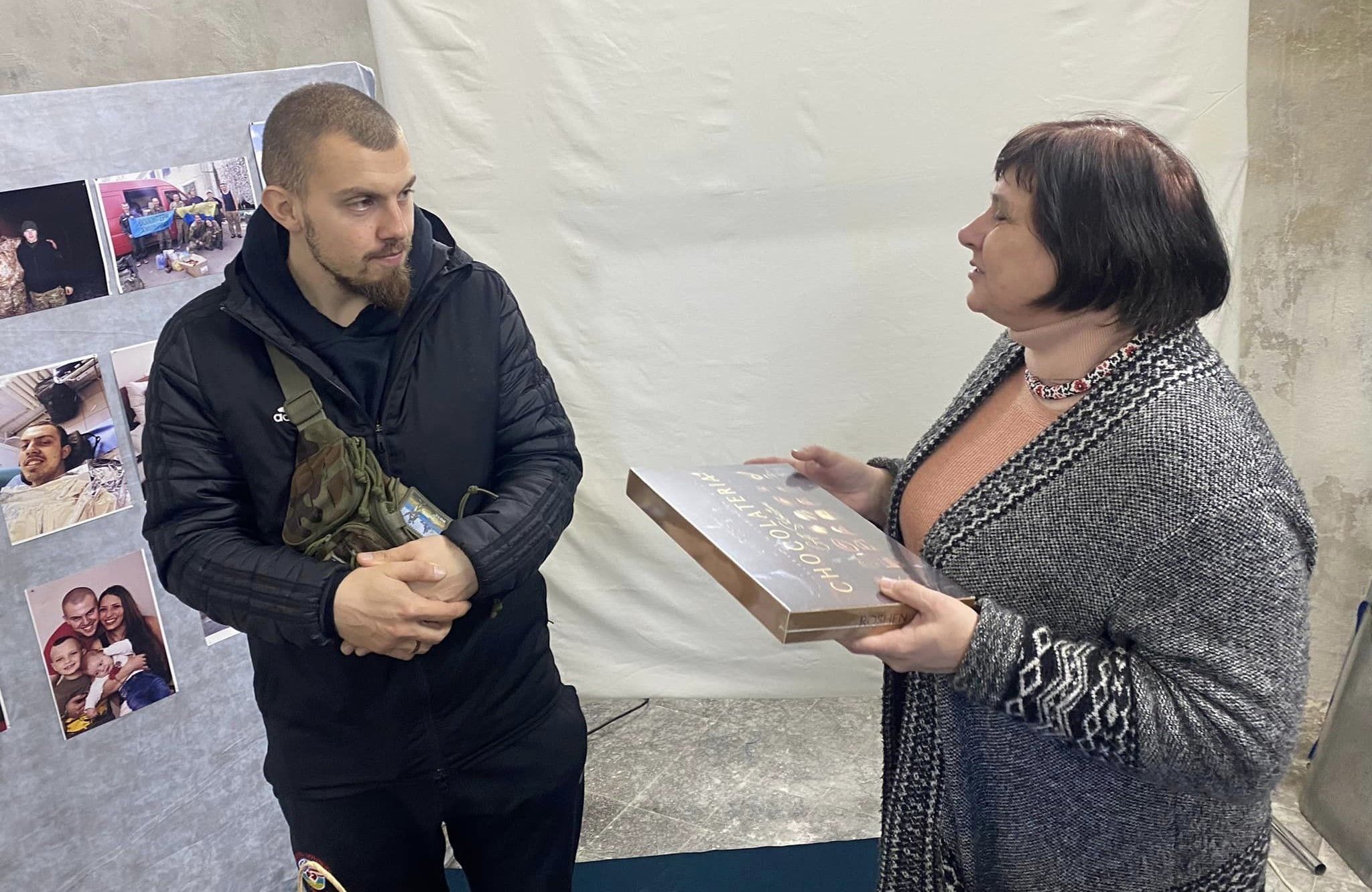 Новини Вінниці - фото з Розповів землякам про перемогу на марафоні у Токіо. Роман Кашпур повернувся додому у Хмільник