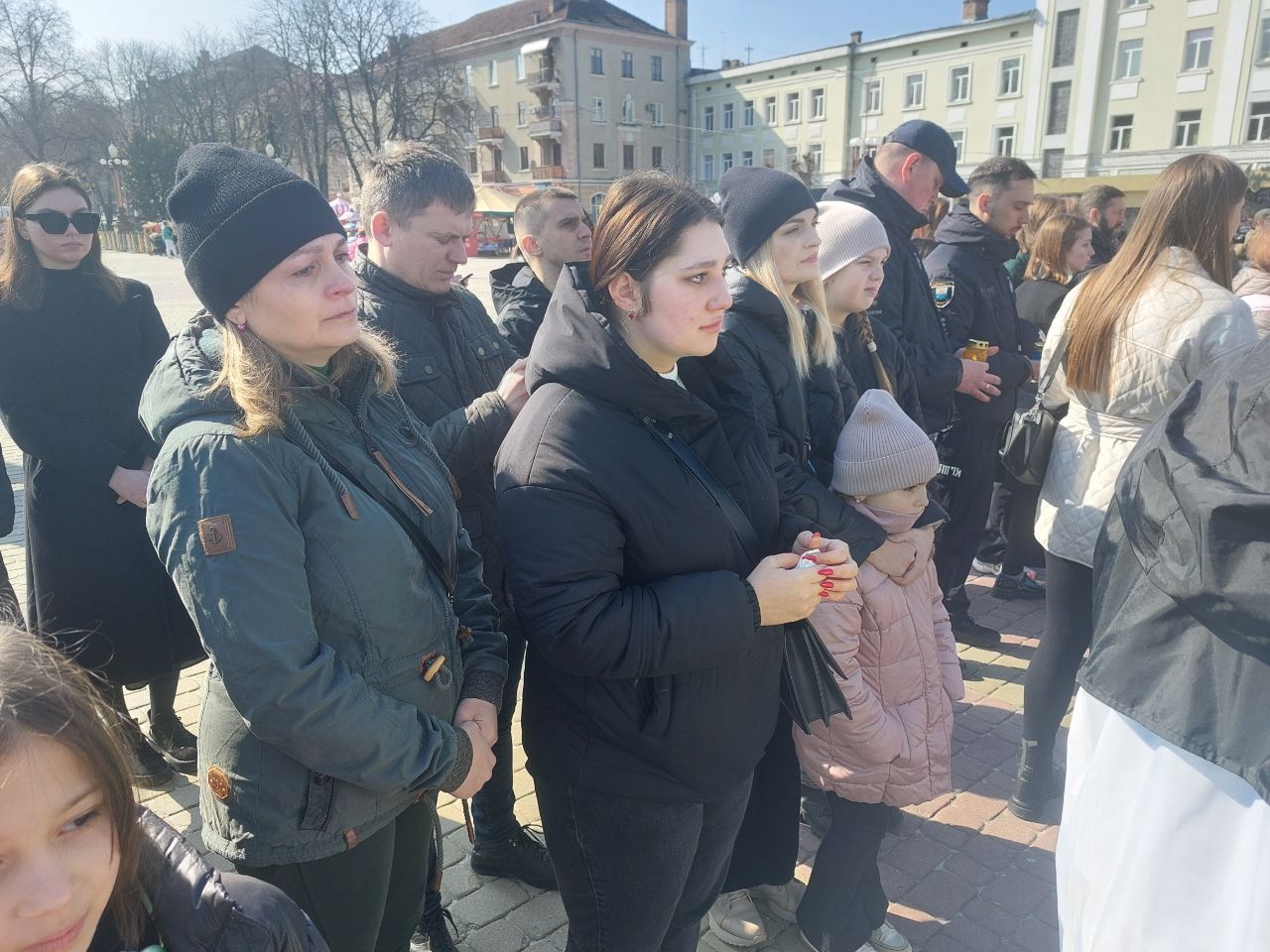 Новини Тернополя - фото з Гірка річниця: у Тернополі запалили лампадки в пам’ять про загиблих у Маріупольському театрі