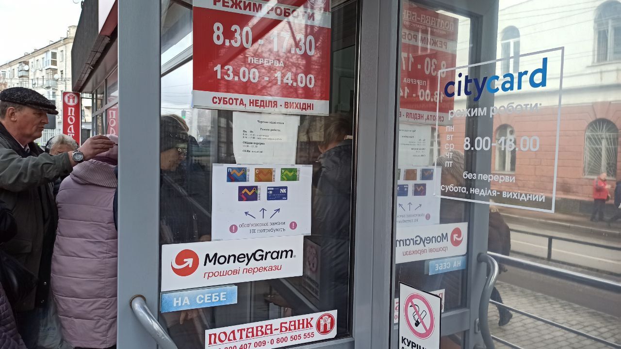 Новини Житомира - фото з У Житомирі - черги на обмін транспортних карток. Фотофакт