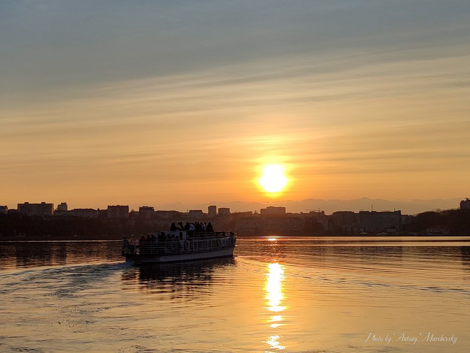 Новини Тернополя - фото з Так рано сезон ще не розпочинали — на Став у Тернополі вийшов теплохід Sigma