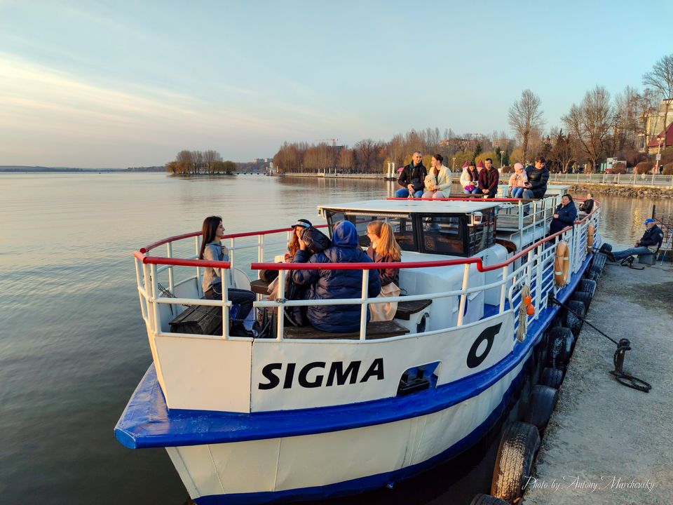 Новини Тернополя - фото з Так рано сезон ще не розпочинали — на Став у Тернополі вийшов теплохід Sigma