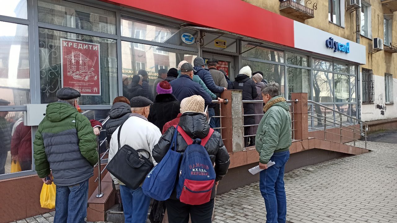 Новини Житомира - фото з У Житомирі - черги на обмін транспортних карток. Фотофакт