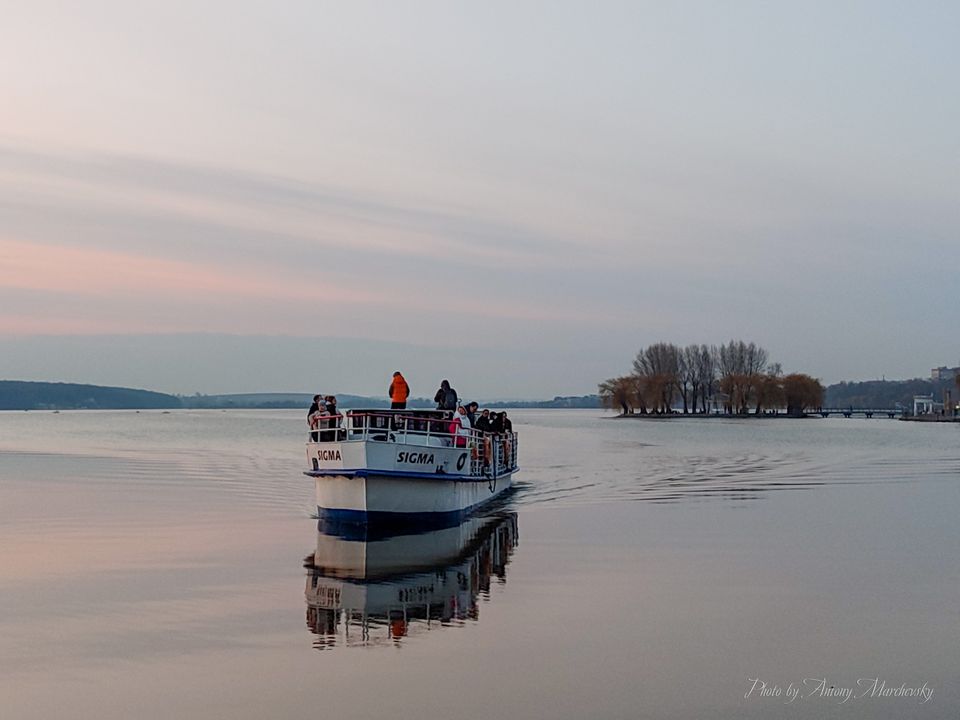 Новини Тернополя - фото з Так рано сезон ще не розпочинали — на Став у Тернополі вийшов теплохід Sigma