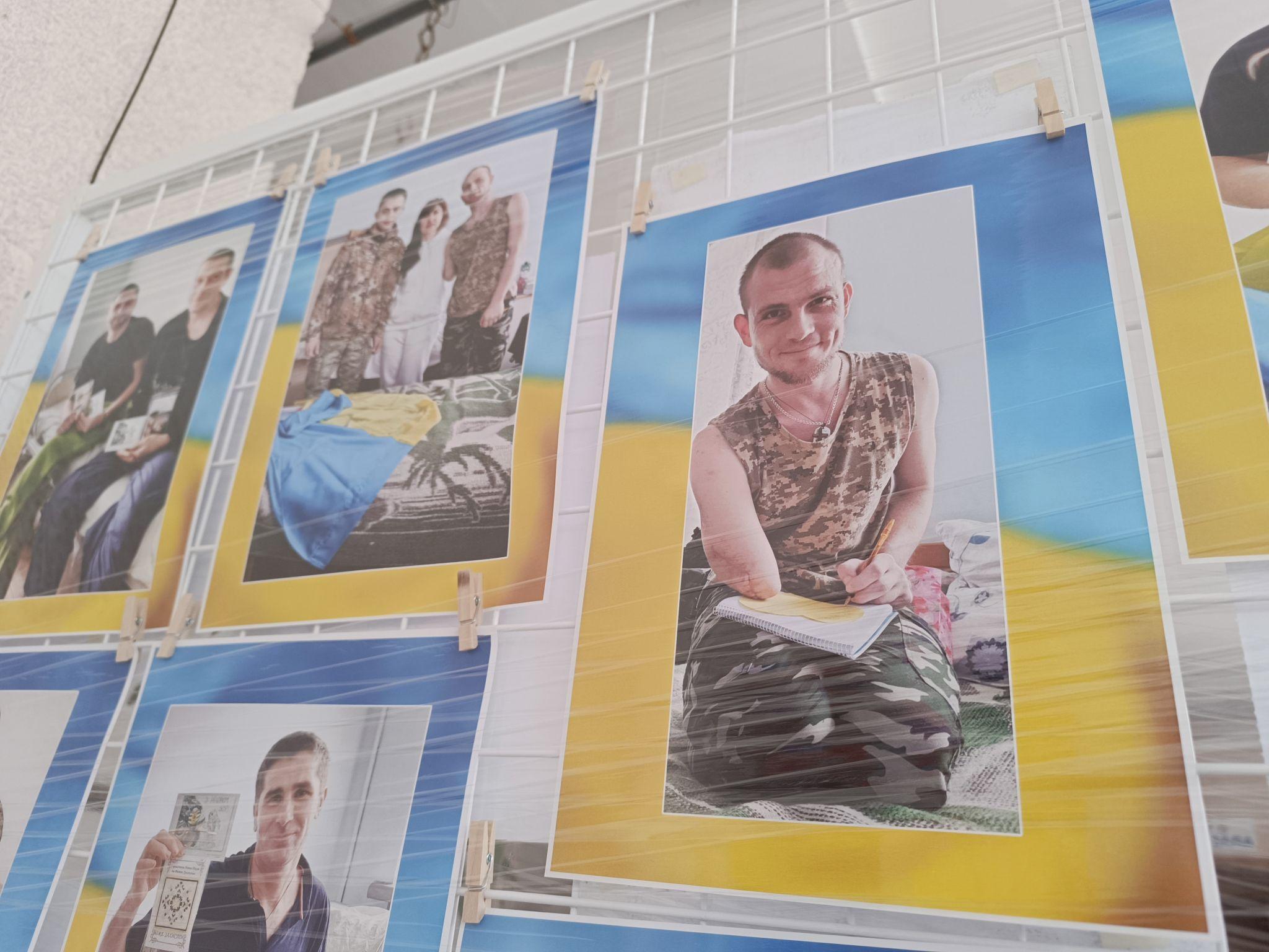 Новини Тернополя - фото з «За малюнками приховані біль і втрати»: військові під час реабілітації намалювали картини (ФОТО)