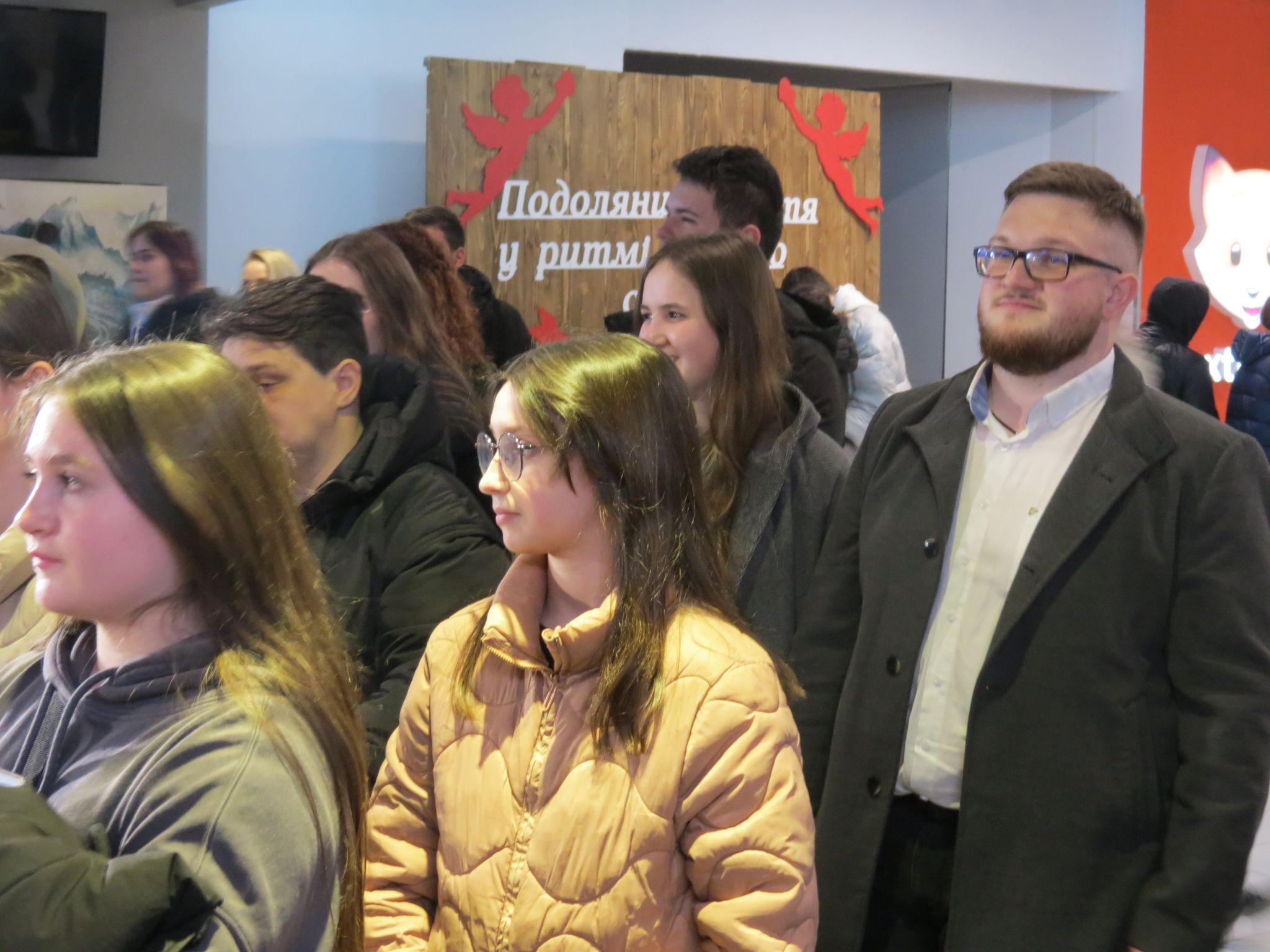 Новини Тернополя - фото з Квитки розкупили на кілька сеансів наперед: Тернопіль відвідали актори фільму за повістю Кузьми Скрябіна