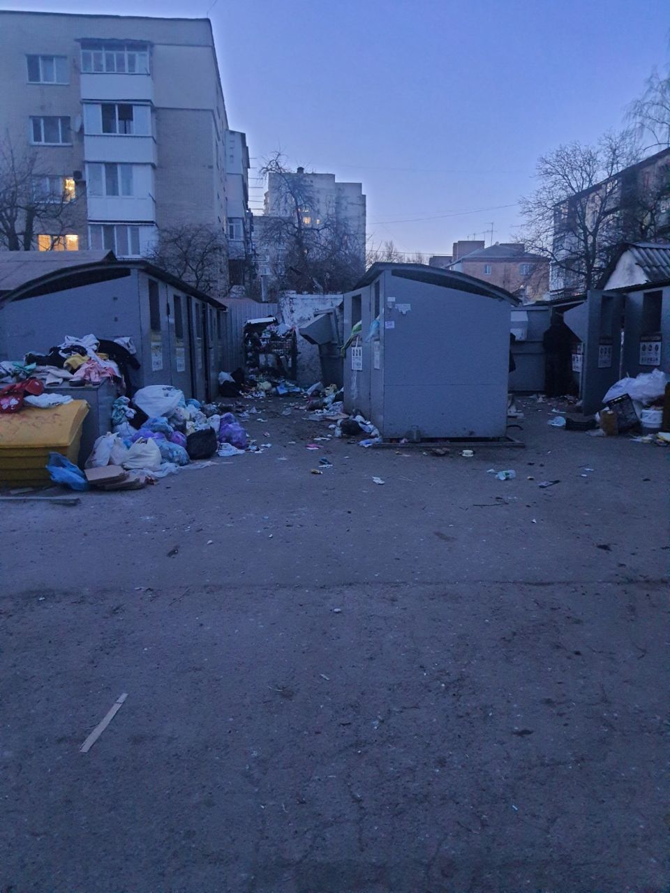 Новини Вінниці - фото з Сміттєзвалище посеред кварталу: по вулиці Чайковського майже немає місця для виносу сміття